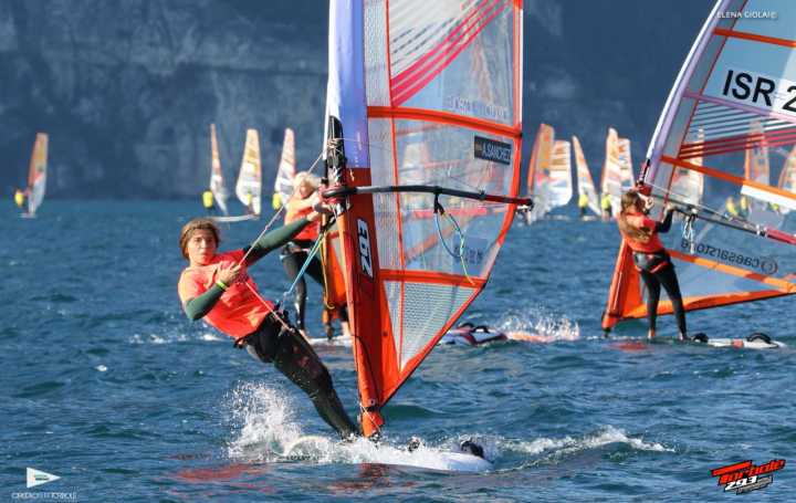 80 regatistas compiten en Formentera en el Campeonato de Baleares de windsurf